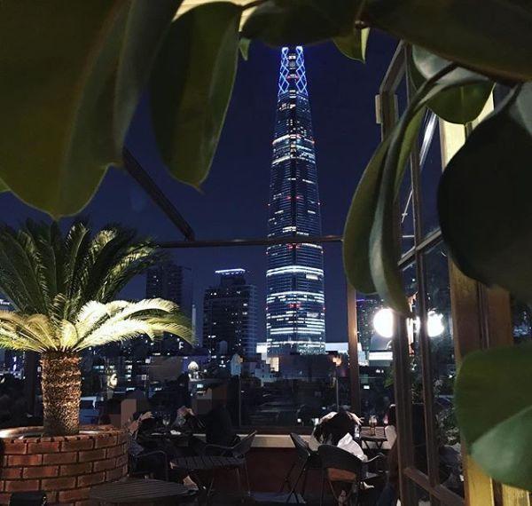 ソウリズムカフェのテラス、夜にライトアップされたロッテタワーと風景